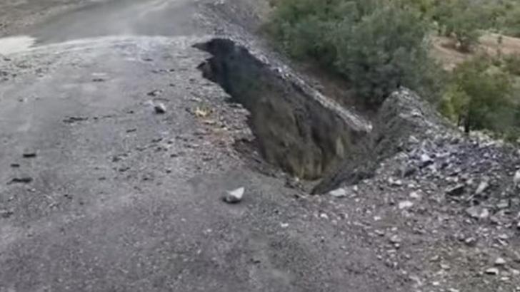 Yağış sonrası kaya parçaları düştü, yolda çökme oldu