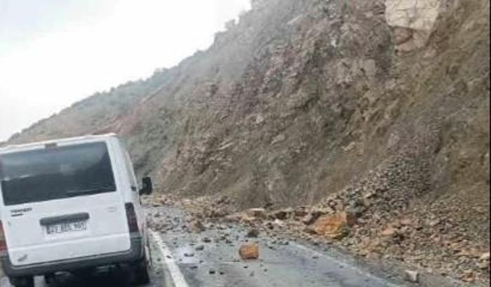 Yağış sonrası kaya parçaları düştü, yolda çökme oldu