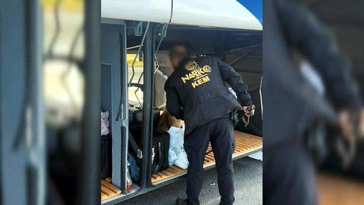 Bitlis'te yolcu otobüsü ve iki araçta 1 kilo 78 gram metamfetamin ele geçirildi; 5 tutuklama