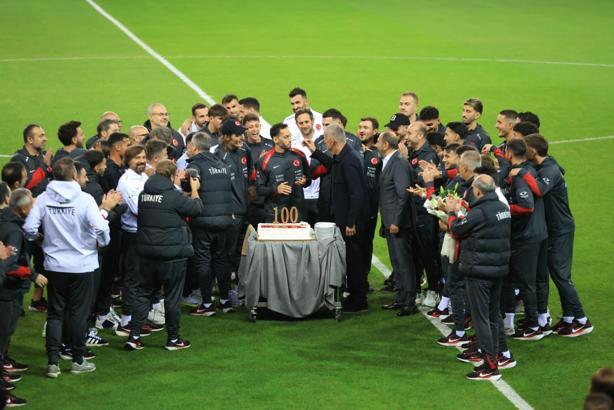 A Milli Takım’da ‘dalya’ diyen Çalhanoğlu’na 100'üncü maç pastası