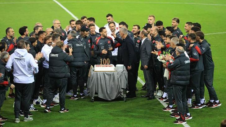 A Milli Takım’da ‘dalya’ diyen Çalhanoğlu’na 100'üncü maç pastası