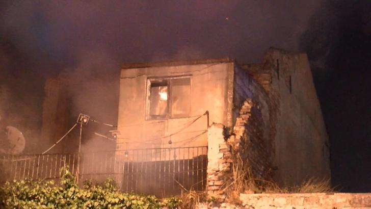 İstanbul - Fatih'te 2 katlı metruk bina alev alev yandı