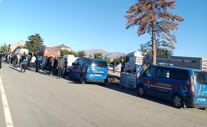 Elazığ’da park halindeki kamyona çarpan motosikletteki 2 kişi öldü