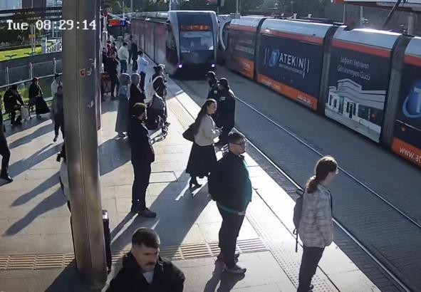 Tramvayın altın kalmaktan güvenlik görevlisi kurtardı; o anlar kamerada