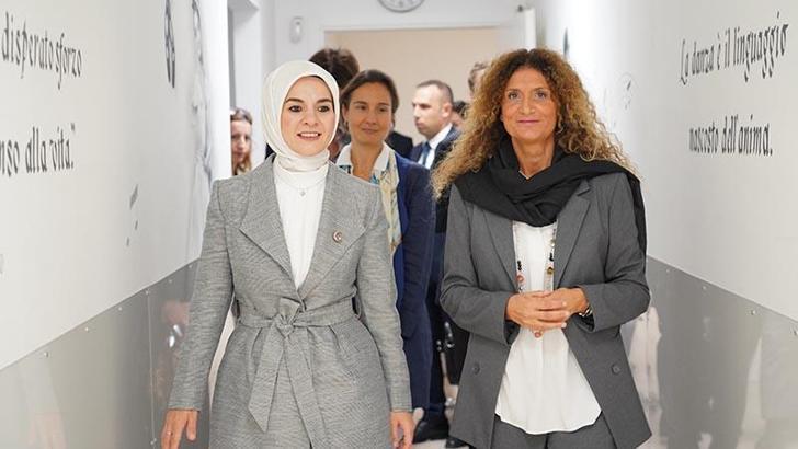 Bakan Göktaş'tan Roma'da engelli çocukların sanat eğitimi aldığı merkeze ziyaret