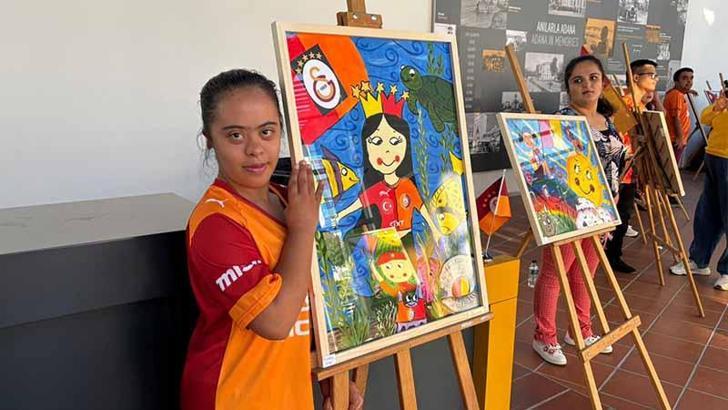 Özel gereksinimli çocuklardan ‘Melek Kalpler, Sarı Kırmızı Hayaller’ sergisi