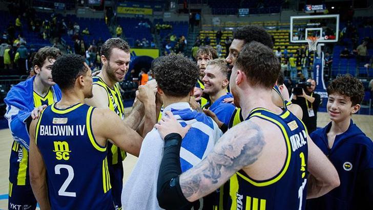 Fenerbahçe taraftarı parkede takımlarını yalnız bırakmıyor