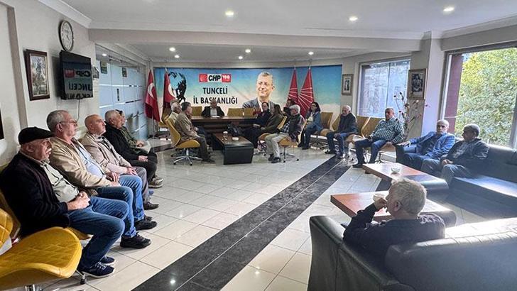 Tunceli’de CHP yönetimi kendilerini partiye kilitleyip, nöbet başlattı