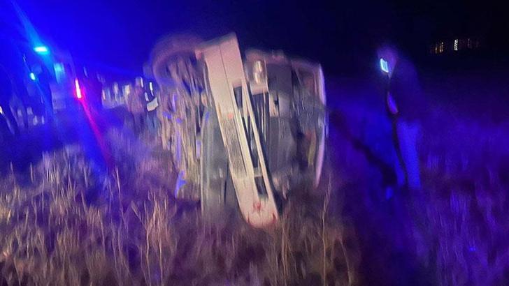 İşçi servisi ile otomobil çarpıştı: 18 yaralı