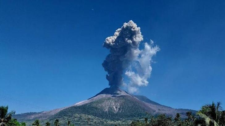 Endonezya'daki Lewotobi Laki-Laki Yanardağı'nda patlama meydana geldi