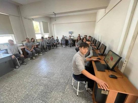 Bursa'da kamu kaynaklarıyla eğitime destek: 15 bilgisayarla Orhaneli’de bilişim sınıfı oluşturuldu
