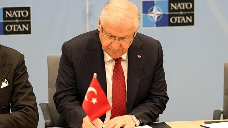 Bakan Güler, NATO Savunma Bakanları ile aile fotoğrafı çekimi ve imza törenine katıldı