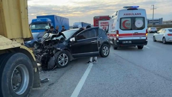İstanbul- Silivri’de otomobil hafriyat kamyonuna çarptı: 2 yaralı