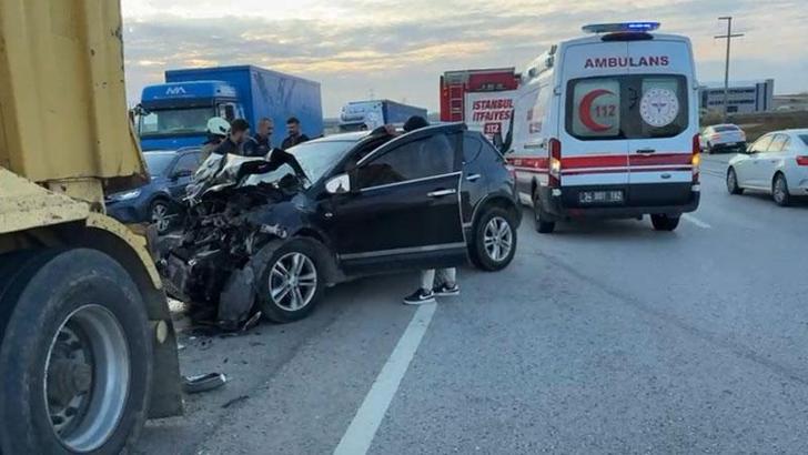 Silivri’de otomobil hafriyat kamyonuna çarptı: 2 yaralı