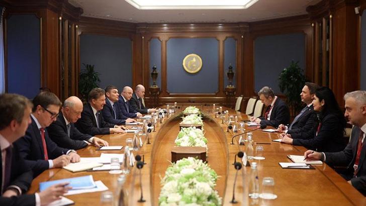 Bakan Bayraktar, Gazprom Başkanı Miller ile bir araya geldi