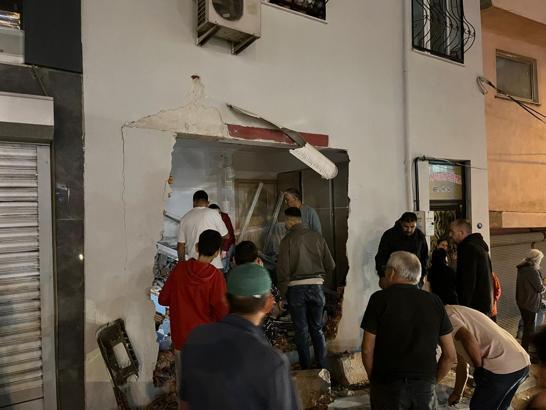 Kamyon 4 katlı apartmanın giriş katına çarptı: Daire sakinlerinin korku yaşadığı kaza kamerada