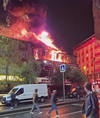 İstanbul - Sultangazi'de kafe alev alev yandı