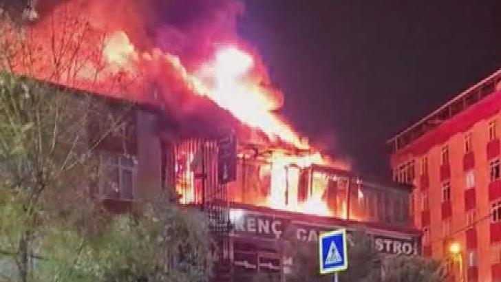 Sultangazi'de kafe alev alev yandı