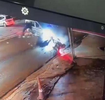 Hafif ticari araç ile motosikletin çarpıştığı kaza kamerada; 2 yaralı