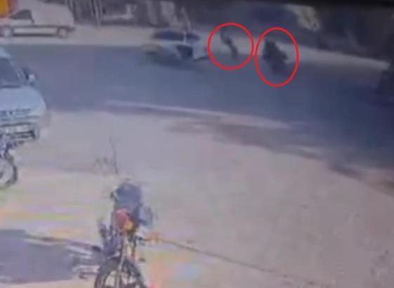 Kazada motosikletin savrulan sürücüsü yol kenarındaki çifte çarptı