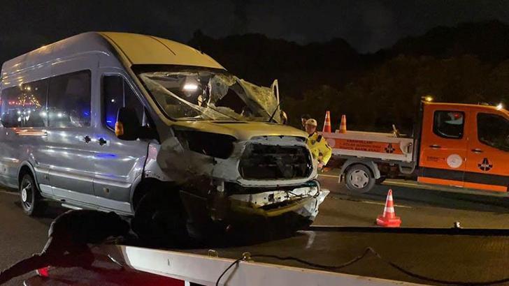 Beykoz'da servis minibüsü devrildi: 3 yaralı