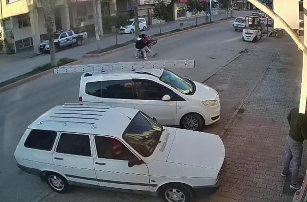 Akrobasi yaparken otomobile çarpan motosikletteki 2 kişi yaralandı