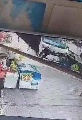 Yolcu minibüsü kaldırımdaki 2 kişiye çarptı; kaza kamerada