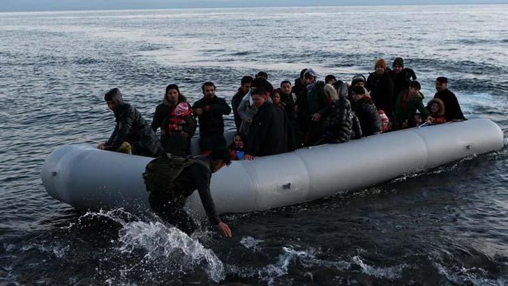 Sakız Adası'nda göçmen botu kayalıklara çarptı: 2 ölü, 10 yaralı