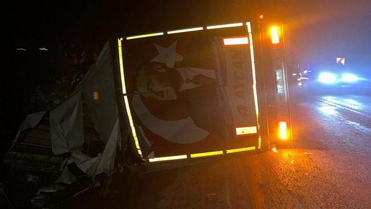 Kastamonu’da devrilen TIR otomobili bariyere sıkıştırdı; 2 yaralı