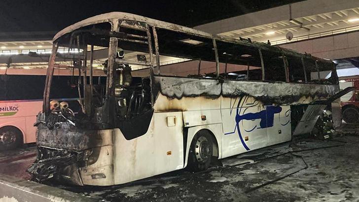 AŞTİ’de park halindeki yolcu otobüsü yandı