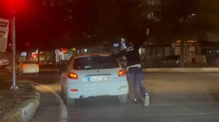 Trafik polisi, yolda kalan otomobili iterek sürücüye yardım etti