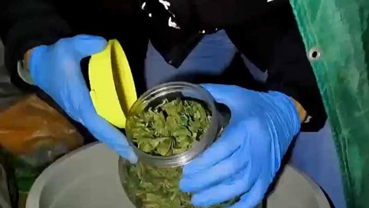 Evinde uyuşturucu ve silah ele geçirilen şüpheliye gözaltı