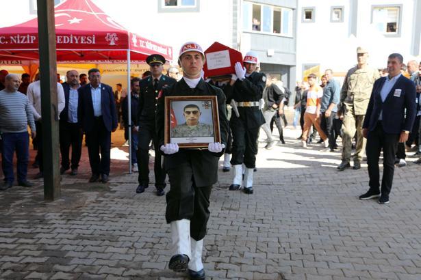 Şehit asker memleketi Gaziantep’te son yolculuğuna uğurlandı (2)