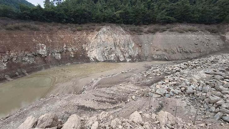 İzmir’de Balçova Barajı da kurudu