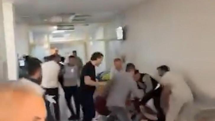 Hastanede, husumetli 2 aile fertleri arasında kavga; 3 yaralı