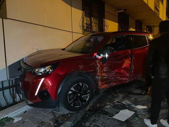 İstanbul - Eyüpsultan'da yokuş aşağı inen otomobil park halindeki 8 araca çarptı