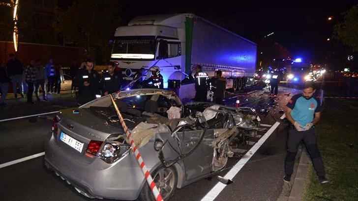 Otomobil, TIR’a arkadan çarptı; sürücü yaralandı, ağabeyi öldü