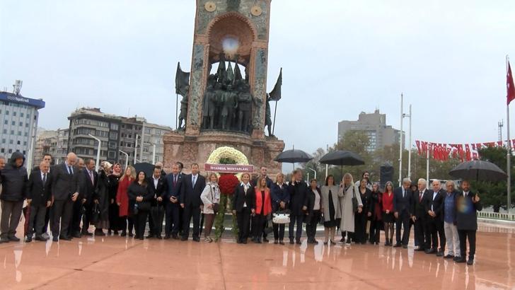 İstanbul - Muhtarlar Günü'nde Taksim Cumhuriyet Anıtı’na çelenk konuldu