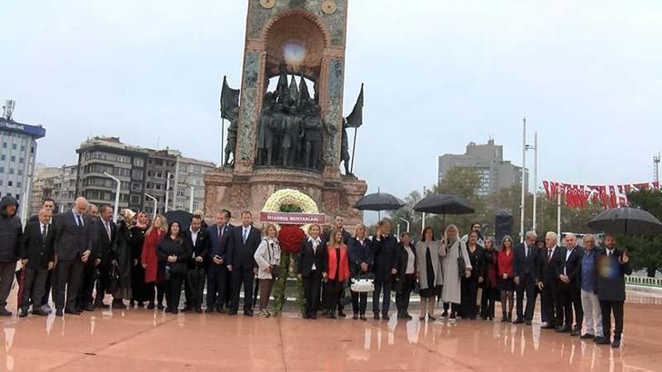 Muhtarlar Günü'nde Taksim Cumhuriyet Anıtı’na çelenk konuldu