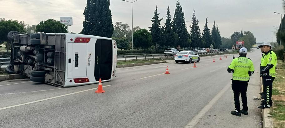 İzmir'de midibüs devrildi: 5 yaralı