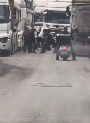 İstanbul - Büyükçekmece'de TIR şoförlerinin tekmeli yumruklu sopalı kavgası kamerada
