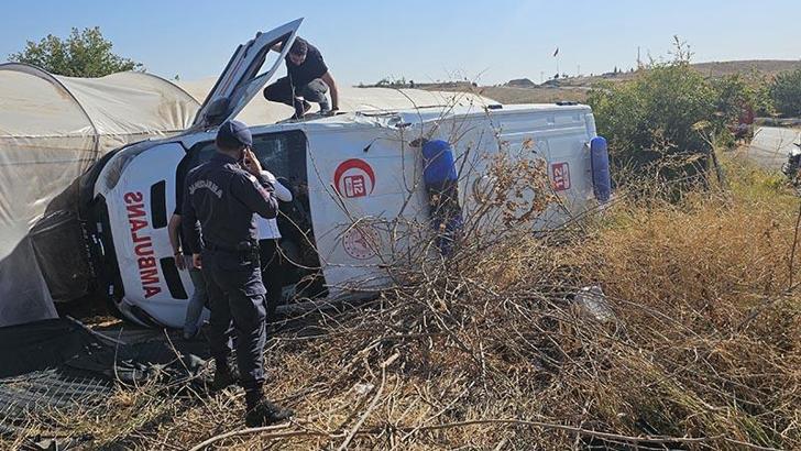 Ambulansla otomobil çarpıştı: 3'ü sağlık görevlisi, 8 yaralı