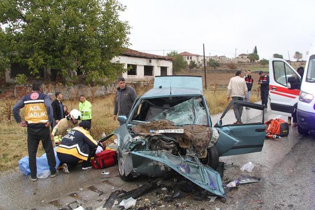 Manisa’da otomobil ile kamyonet çarpıştı; 1 bebek öldü, 5 yaralı