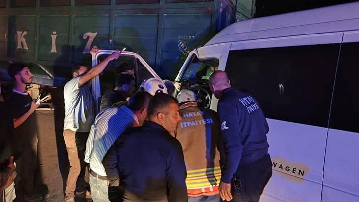 Hatay'da işçileri taşıyan servis minibüsü traktörün römorkuna çarptı: 14 Yaralı