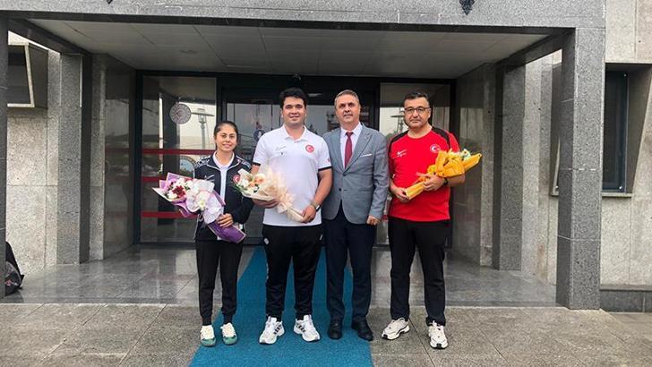 Dünya şampiyonu Emircan Haney çiçeklerle karşılandı