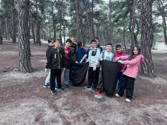 Çevreci minikler doğayı temizleyip, tohum topu ekti