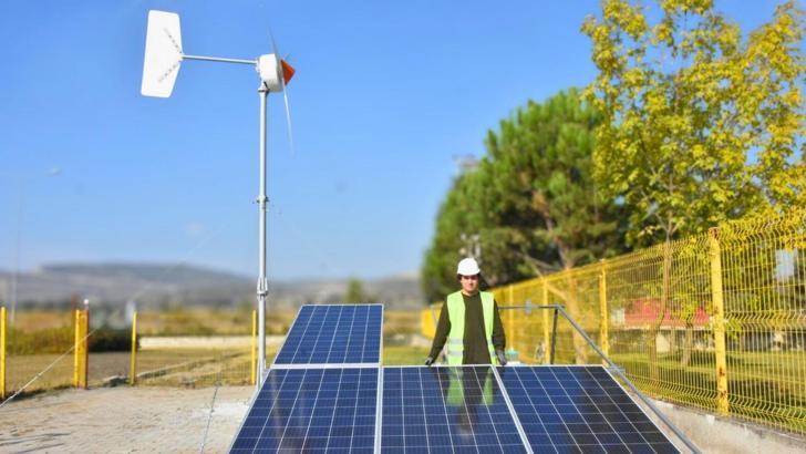 Lise öğrencisi Demir Çolak, Balıkesir’de bir okula rüzgar türbini ve güneş paneli kurdu