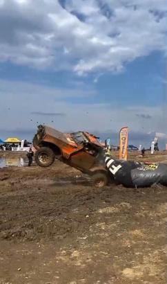 Off-road aracının takla atıp bitiş balonunu devirdiği anlar kamerada
