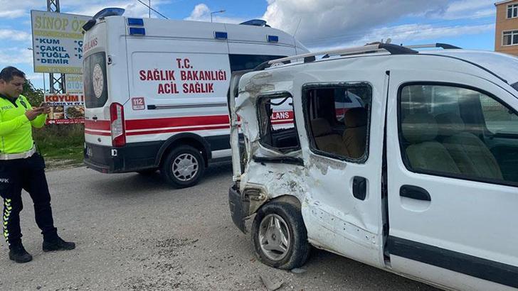 Sinop’ta hafif ticari araca çarpan 2 motosikletin sürücüleri yaralandı