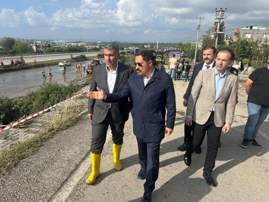 Hatay’da sağanak nedeniyle otoyol çöktü, yolları su bastı, denizde hortum çıktı (4) / Video eklendi